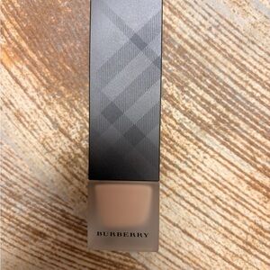 Burberry Matte Glow Foundation Medium Neutral No. 50 Face makeup